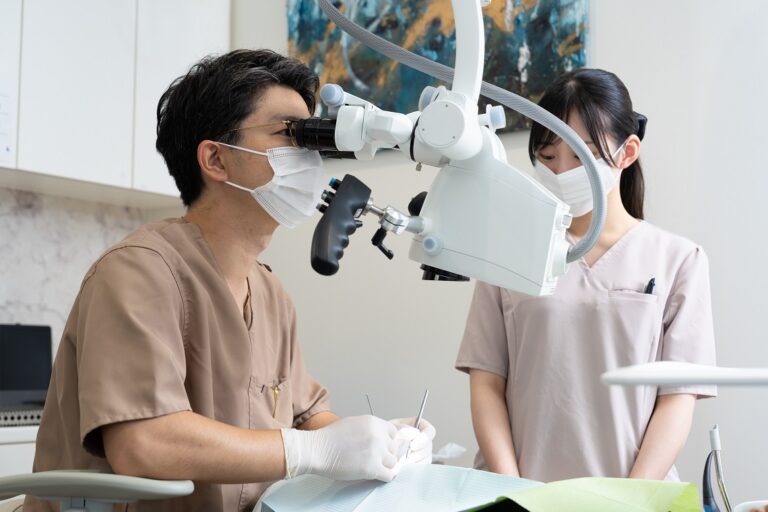 マイクロスコープを使った施術・メンテナンス