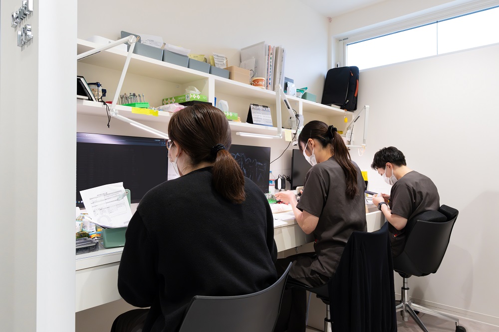 「院内技工士」が常駐。色調整もその場で対応
